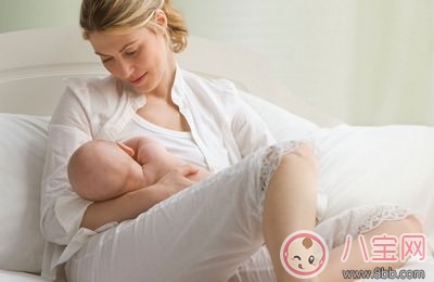 哺乳期上火还能喂奶吗 如何预防奶水上火呢 哺乳期上火还能喂奶吗 如何预防奶水上火呢