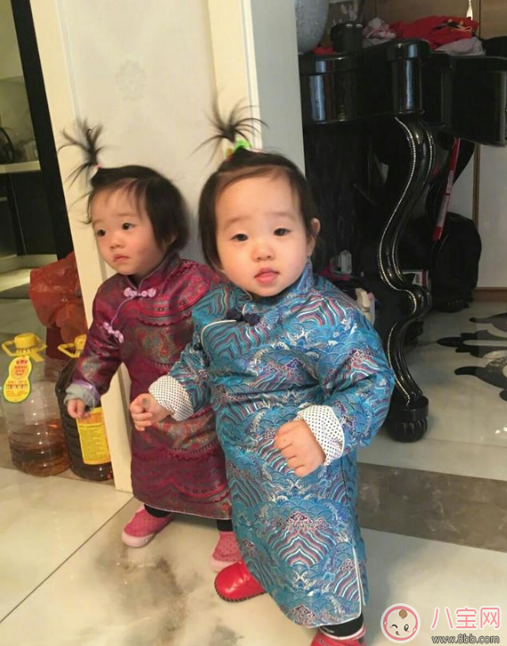 杨威双胞胎女儿抓周选了什么 杨威双胞胎女儿周岁生日萌照有哪些 杨威双胞胎女儿抓周选了什么 杨威双胞胎女儿周岁生日萌照有哪些