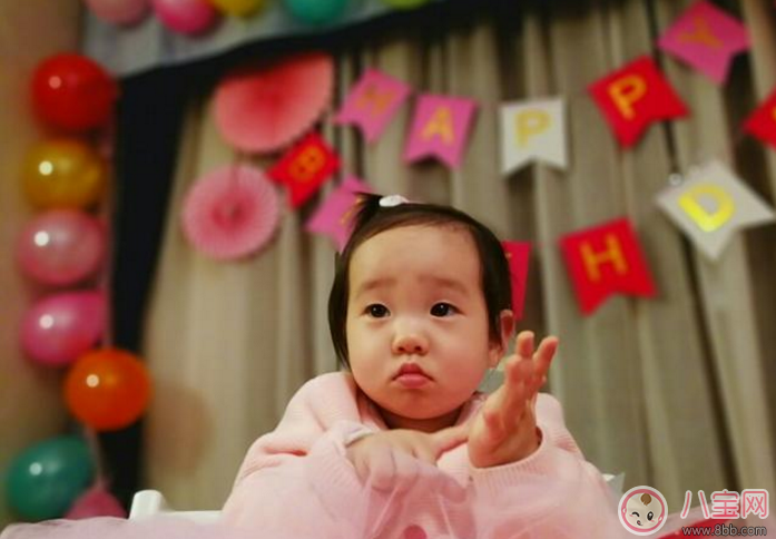 杨威双胞胎女儿抓周选了什么 杨威双胞胎女儿周岁生日萌照有哪些 杨威双胞胎女儿抓周选了什么 杨威双胞胎女儿周岁生日萌照有哪些