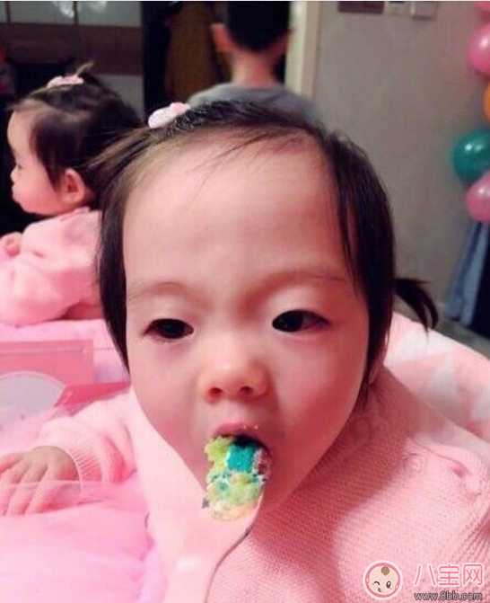 杨威双胞胎女儿抓周选了什么 杨威双胞胎女儿周岁生日萌照有哪些 杨威双胞胎女儿抓周选了什么 杨威双胞胎女儿周岁生日萌照有哪些