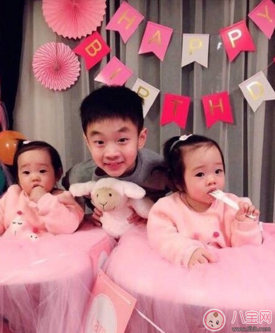 杨威双胞胎女儿抓周选了什么 杨威双胞胎女儿周岁生日萌照有哪些 杨威双胞胎女儿抓周选了什么 杨威双胞胎女儿周岁生日萌照有哪些