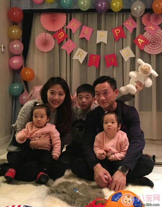 杨威双胞胎女儿抓周选了什么 杨威双胞胎女儿周岁生日萌照有哪些 杨威双胞胎女儿抓周选了什么 杨威双胞胎女儿周岁生日萌照有哪些