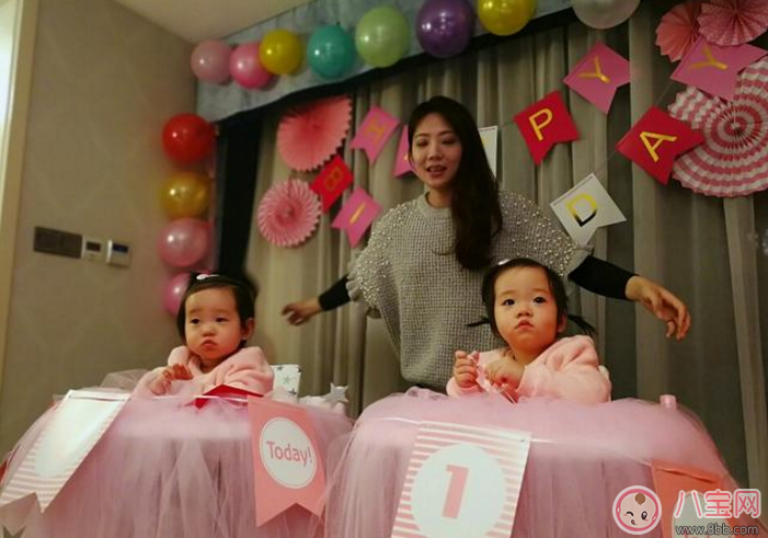 杨威双胞胎女儿抓周选了什么 杨威双胞胎女儿周岁生日萌照有哪些 杨威双胞胎女儿抓周选了什么 杨威双胞胎女儿周岁生日萌照有哪些