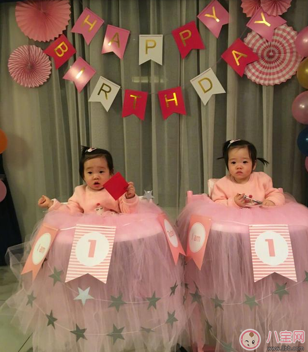 杨威双胞胎女儿抓周选了什么 杨威双胞胎女儿周岁生日萌照有哪些 杨威双胞胎女儿抓周选了什么 杨威双胞胎女儿周岁生日萌照有哪些