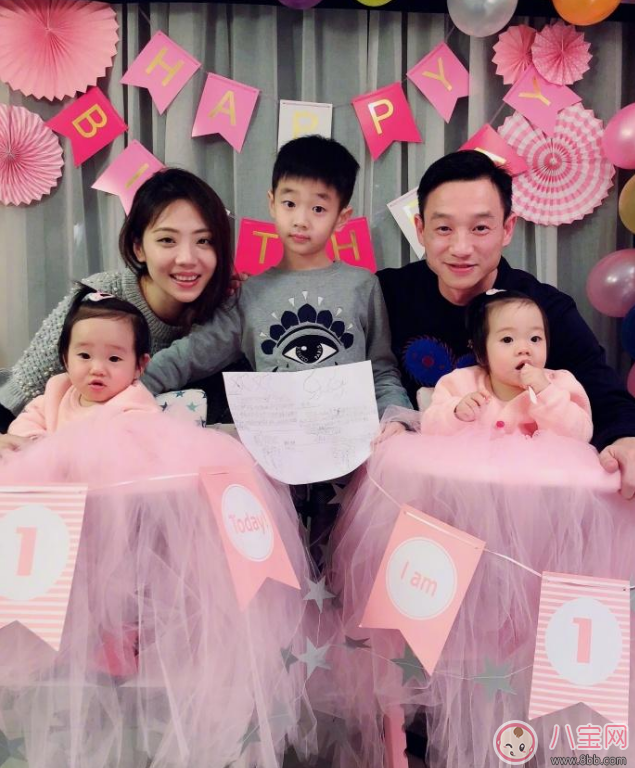 杨威双胞胎女儿抓周选了什么 杨威双胞胎女儿周岁生日萌照有哪些 杨威双胞胎女儿抓周选了什么 杨威双胞胎女儿周岁生日萌照有哪些