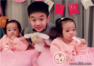 杨威双胞胎女儿抓周选了什么 杨威双胞胎女儿周岁生日萌照有哪些 杨威双胞胎女儿抓周选了什么 杨威双胞胎女儿周岁生日萌照有哪些